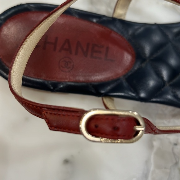 Chanel sandals. Authentic. Navy blue quilted base. Dark red/maroon strap - Picture 8 of 12